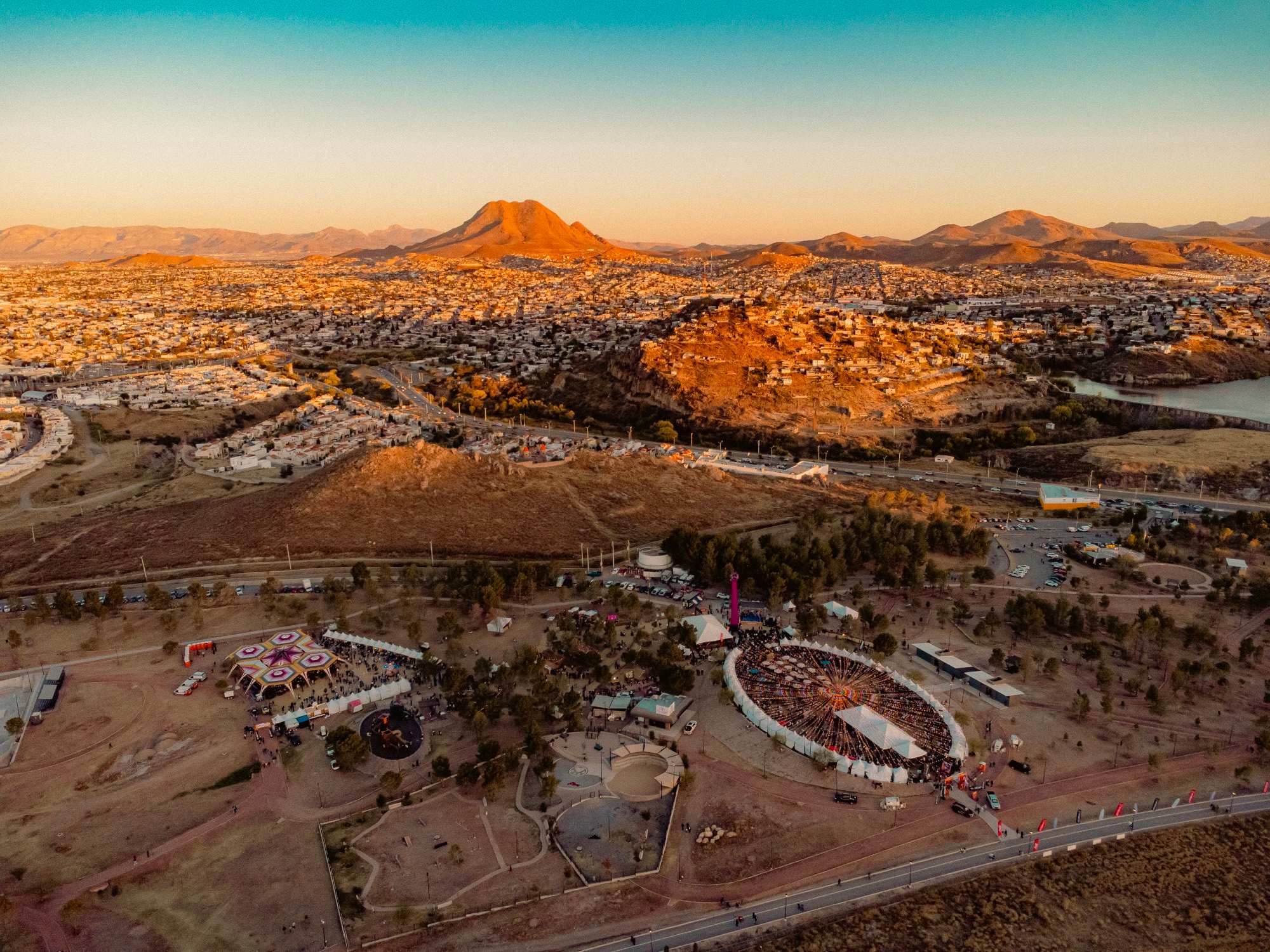 Dron a media tarde: el parque y la ciudad con los cerros al fondo
