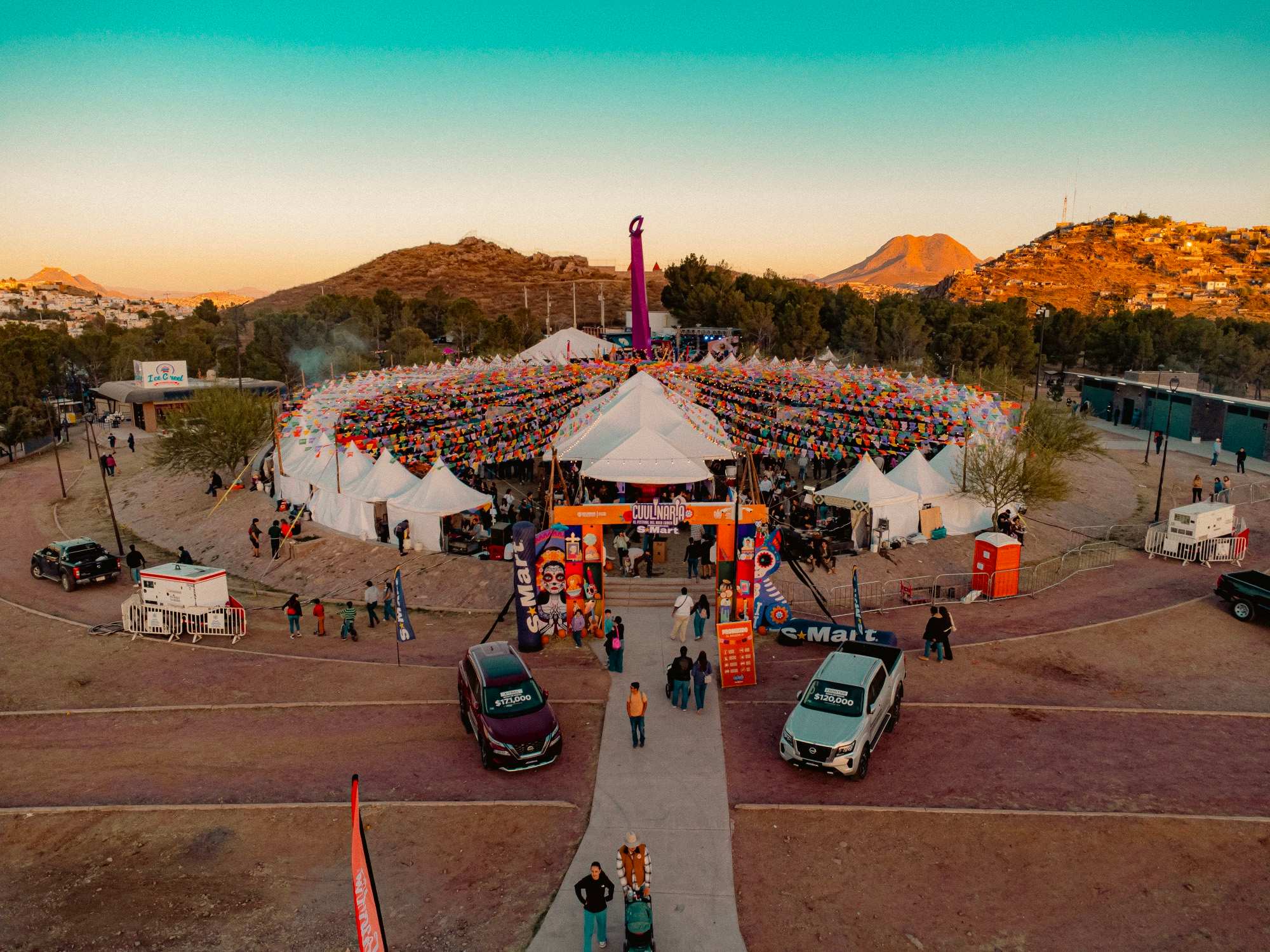 Dron al atardecer: la entrada y la carpa central