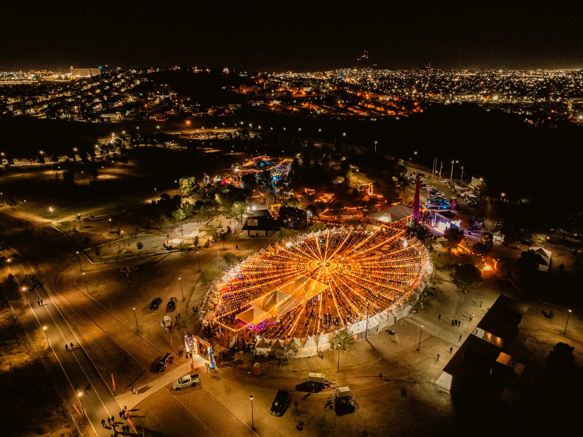Dron de noche: el festival encendido entre las luces de la ciudad